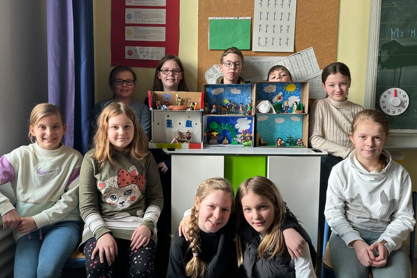 Bibel im Karton - Schüler und Kita-Kinder haben die Szenen der Ostergeschichte in Kartons gestaltet. Hier sind Schüler der Religionsklasse der Sonnenschule zu sehen.