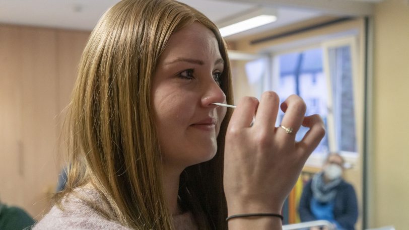 Der Erzieherin Laura Pieper aus der Kita Unser Fritz wurde gezeigt, wie Schnelltests funktionieren.