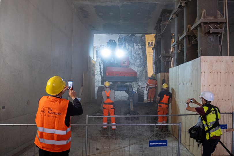 Durchstich für den Tunnel Baukau im Autobahnkreuz in Herne (NW), am Montag (22.08.2022). Nach knapp einem Jahr, in dem der neue Tunnel von der A43 zur A42 Stück für Stück unter den Bahngleisen vorangetrieben wurde, ist jetzt &quot;Licht am Ende des Tunnels&quot;.