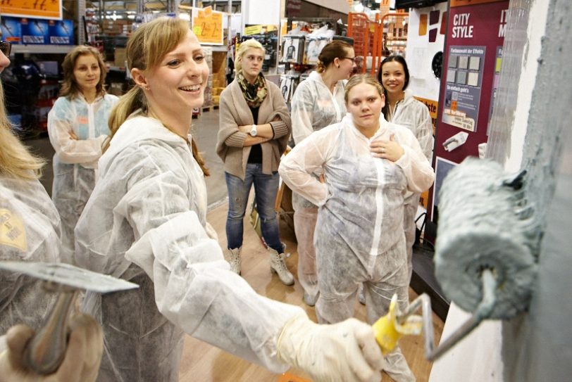 Im Workshop „Kreativ Wände gestalten“ greifen Heimwerkerinnen selbst zu Rolle, Kelle und Spachtel und lernen wichtige Farb- und Putztechniken kennen.