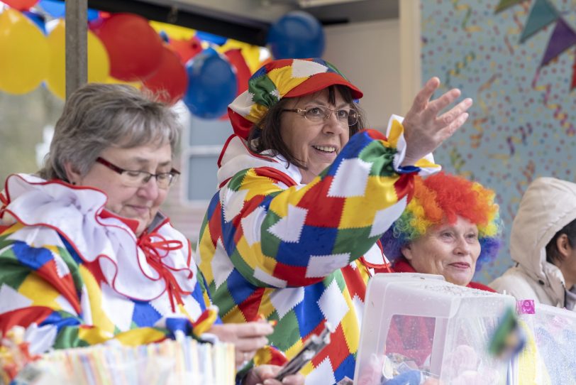 Der Karnevalsumzug am Rosenmontag (04.03.2019) in Herne (NW). Der Umzug startete pünktlich um 12 Uhr vom Kurt-Edelhagen-Platz in Sodingen in Richtung Innenstadt. Trotz der Unwetterwarnung des DWD hatten sich die HeKaGe und das Ordnungsamt entschieden, den Zug rollen zu lassen. Kurz nach dem Start setzte ein heftiger Schauer ein, der Teilnehmer und Zuschauer ordentlich durchweichte.