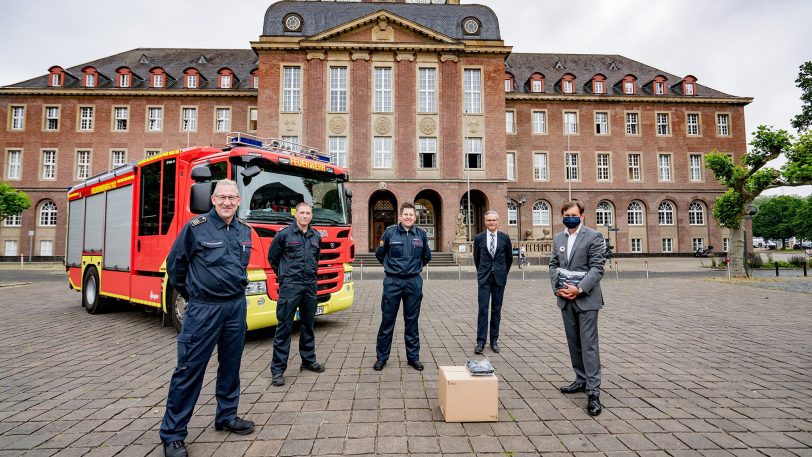 Bei der Übergabe: (v.l.) Andreas Spahlinger, Matthias Kimna (Teamleiter Rettungsdienst), Arne Begrich, Dr. Frank Burbulla (Feuerwehrdezernent), Oberbürgermeister Dr. Frank Dudda.