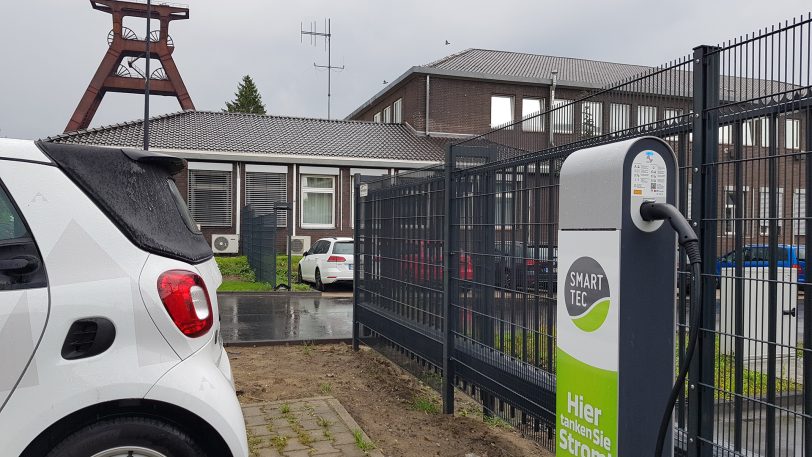 Volle Ladung für den Stromer: seit neuestem kann auch in Bickern, am Gebäude der Heitkamp-Gruppe nähe der ehemaligen Zeche Pluto, Ökostrom getankt werden.