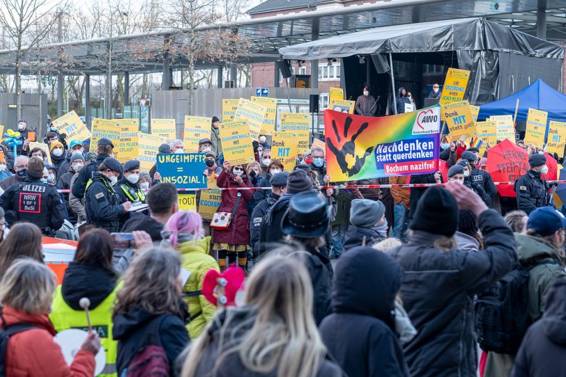 Impfgegner aus mehreren Ruhrgebietsstädten haben sich am Sonntag (06.03.2022) zu einer Protestveranstaltung, auf dem Cranger Kirmes-Platz in Herne (NW), versammelt. Die Teilnehmenden zogen von dort, unter Polizeibegleitung, durch die Wanner Innenstadt. Am Buschmannshof (im Bild) wurden sie von Gegendemonstranten, unter Federführung des Bündnis Herne, mit lautstarkem Gegenprotest empfangen.