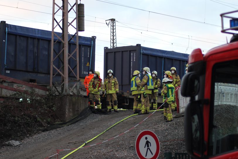 Feuerwehr-Einsatz: Qualmender Eisenbahnwaggon.