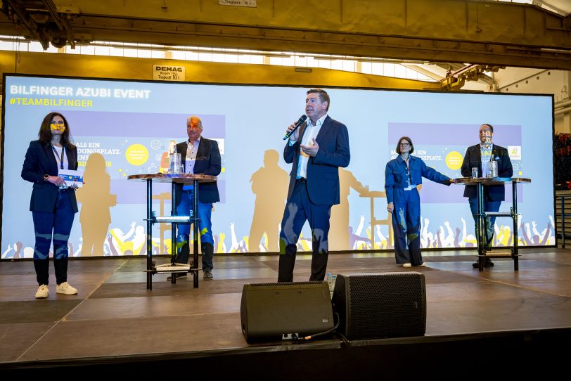 Beim Panel des Bilfinger Azubi-Events in Herne: (v.li.) Moderatorin Kassia Ecker, stv. Bilfinger Aufsichtsratsvorsitzender Stephan Brückner, Bilfinger Group Vorstandschef Thomas Schulz, Bilfinger Personalchefin Nicole Herrfurth und CDU-Landtagsabgeordneter Marco Schmitz (CDU)