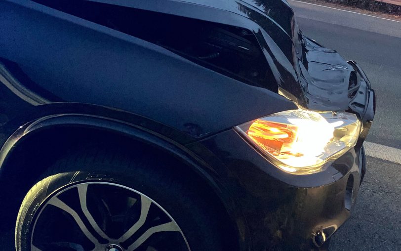 Das verbeulte BMW X5 des Herners, der auf der A2 bei Bielefeld am Steuer eingeschlafen und auf einen Lkw-Anhänger aufgefahren ist.