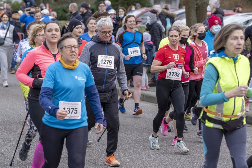 Der 43. Herner Silvesterlauf im Revierpark Gysenberg in Herne (NW), am Freitag (31.12.2021). Coronabedingt ohne Zuschauer und mit 2G.