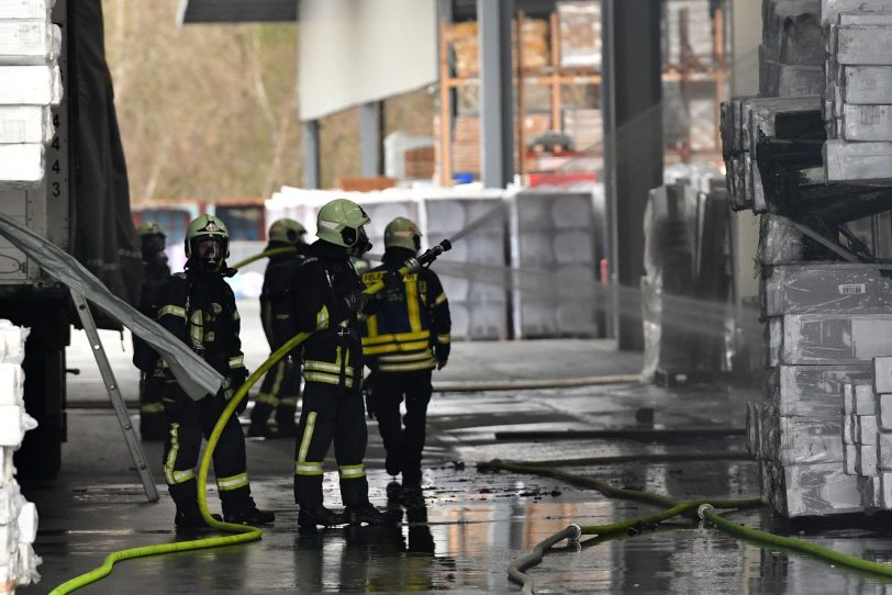 Einsatz der Feuerwehren des Kreises Recklinghausen und der Stadt Herten bei dem Großbrand der Lagerhalle der Hagebau Logistik in Herten (NW), am Sonntag (01.03.2020).