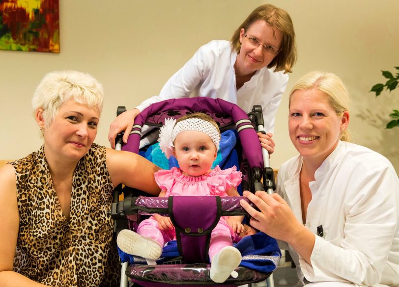 Vorne v.r. Dr. Eva Tempfer-Bentz, Karina und ihre Mutter. Hinten Dr. Beate Schultheis.