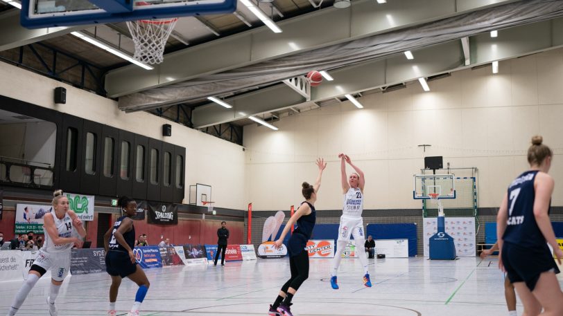 Die Basketballerinnen vom Herner TC gewinnen am Mittwoch (2.3.2022) mit 85:69 gegen die Capitol Bascats Düsseldorf. Am Ball Jelena Vucetic