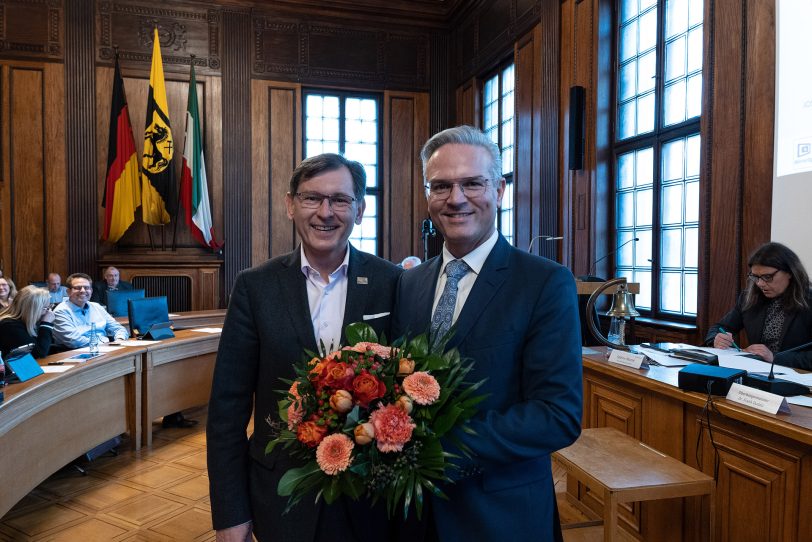 Dr. Frank Burbulla (re.) wurde als Beigeordneter für acht weitere Jahre wiedergewählt. OB Dr. Frank Dudda gratulierte mit einem Blumenstrauß.