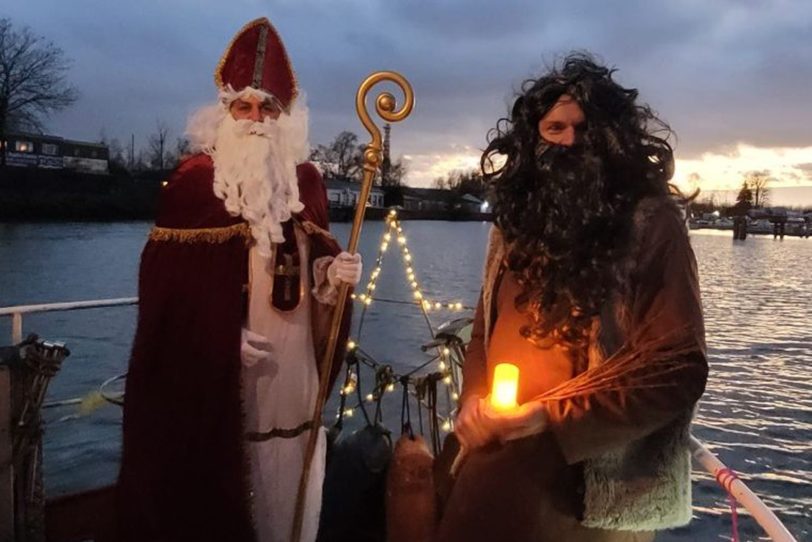 Der Nikolaus und seine Gehilfe kamen übers Wasser zur Nikolausfeier des Wasser-Sport-Vereins Herne 1920.