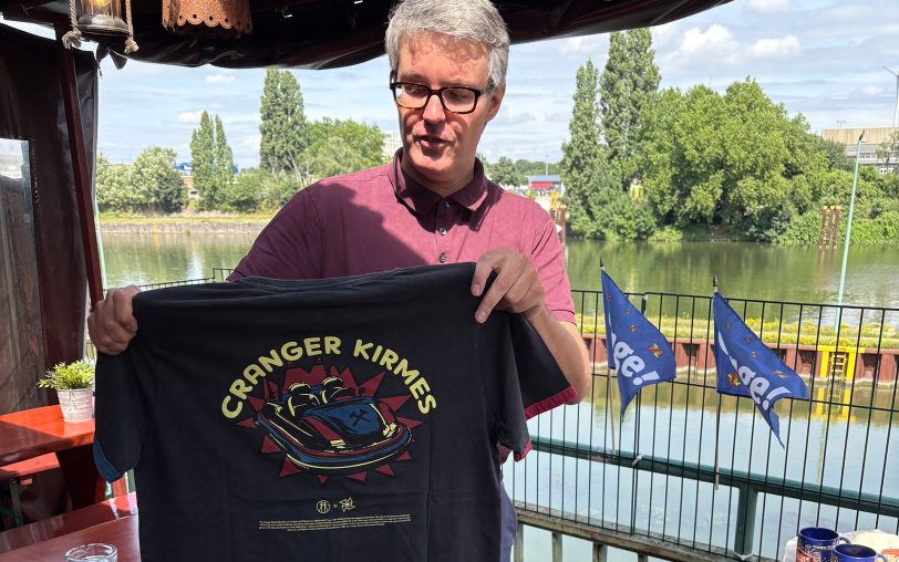 Kirmessprecher Alexander Christian präsentiert das neue T-Shirt.