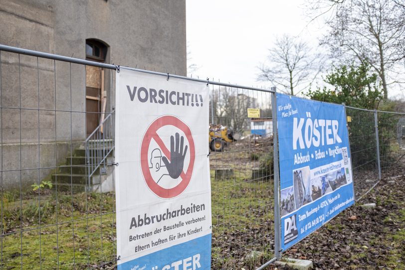 Die Firma Köster übernimmt die Abbrucharbeiten.