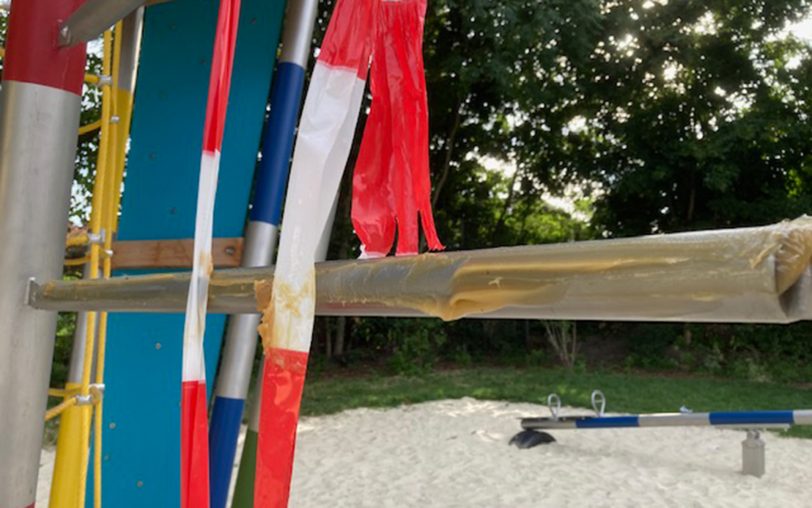 Der neu gestaltete Spielplatz Schillerstraße wurde am Wochenende (12./13.7.2025) durch Vandalismus beschädigt und vorläufig gesperrt. Unbekannte haben Spielgeräte und Sitzmöglichkeiten mit einem zähem Schmierstoff versehen.