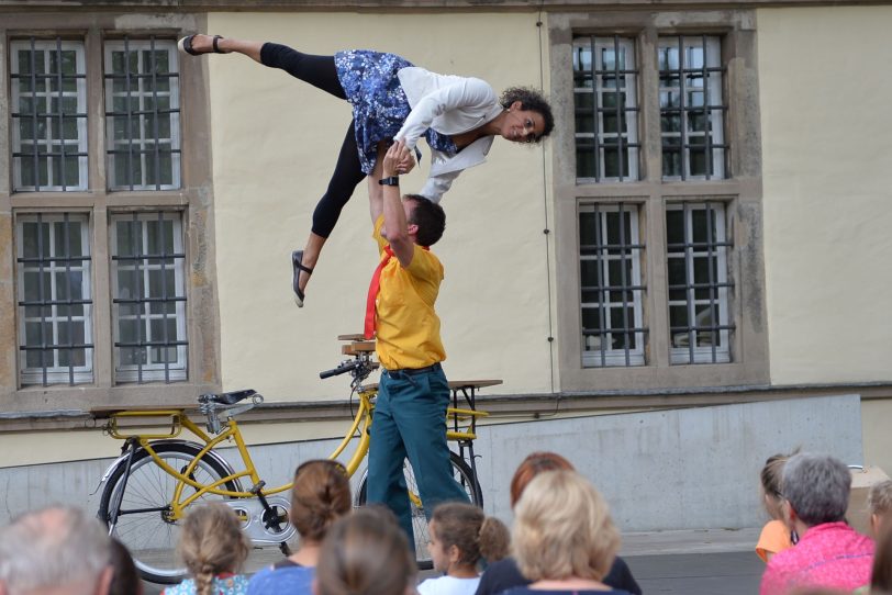 Das Kazibaze-Theater spielte im Schlosshof: Absender unbekannt.