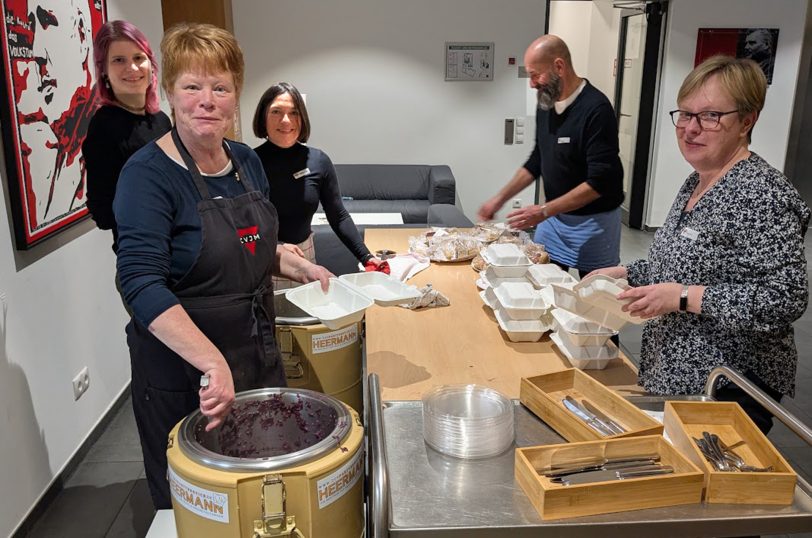 &amp;amp;amp;amp;amp;amp;amp;#039;Heiligabend nicht allein&amp;amp;amp;amp;amp;amp;amp;#039; 2025: Rotkohl, Gulasch und Nudeln – was übrig blieb, das wird zur Mitgabe eingepackt.