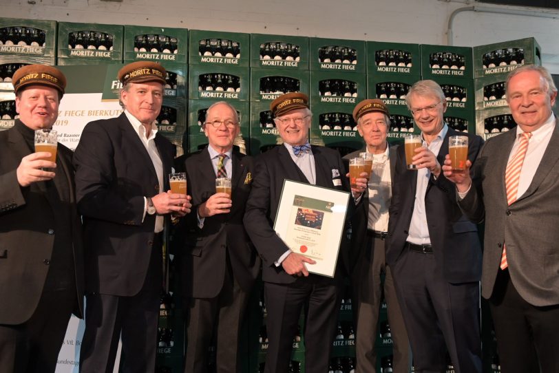 Prof. Franz Xaver Ohnesorg, Träger der MORITZ FIEGE Bierkutschermütze 2020 (4.v.l.), im Kreise der Mmützenträger (v.l.) Lars von der Gönna (2016), Wilfried Neuhaus-Galladé (2009), Hugo Fiege, Prof. Elmar Weiler (2010), Norman Faber (2012) und Jürgen Fiege.