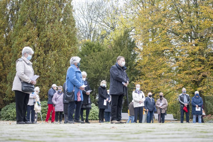 Ökumenische Andacht zu Allerheiligen auf dem Wiescherfriedhof in Herne (NW), am Sonntag (01.11.2020).