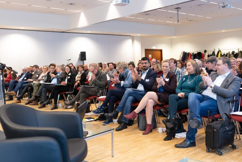 Fachleute diskutieren, wie der Ausstieg aus der Armut gelingen kann.