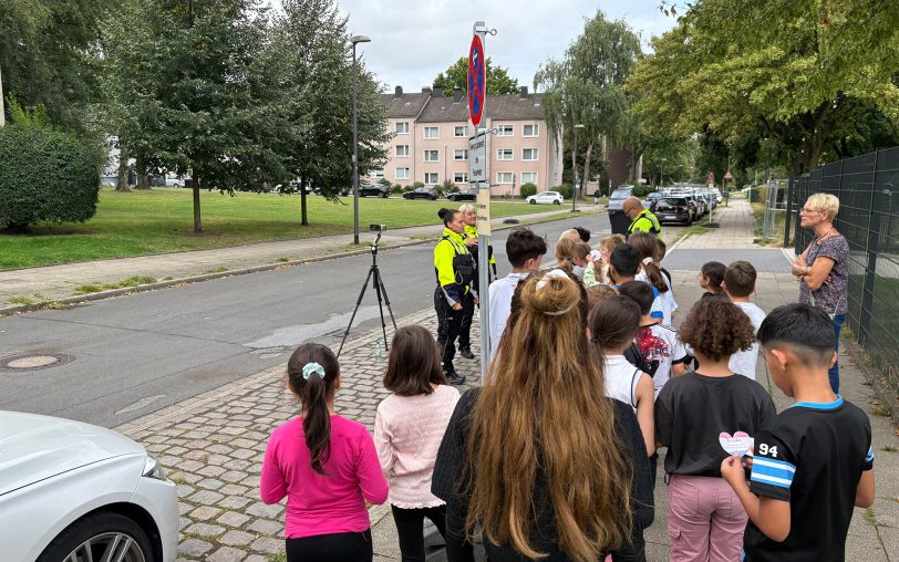Die Polizei blitzte per Laser Autofahrer - hielten sie sich an die Geschwindigkeit, gab es von den Kindern Danke-Kärtchen.