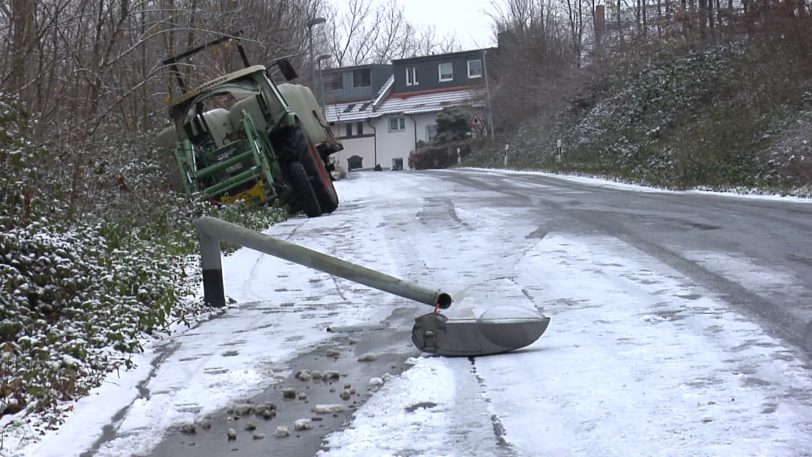 Unfall von zwei Traktoren mit Anhänger auf der schneeglatten Waldstraße.