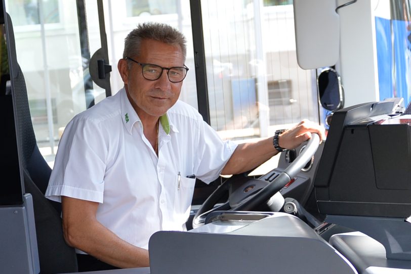 HCR-Busfahrer Peter Jablonka ist im Augenblick der einzige Mitarbeiter, der den neuen E-Bus fahren darf. Er schult demnächst die zehn Mitarbeiter.