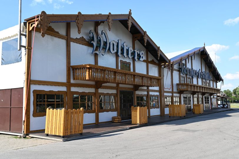 Die Cranger-Festhalle von außen - hier ein Bild vom Aufbau vor der Kirmes.