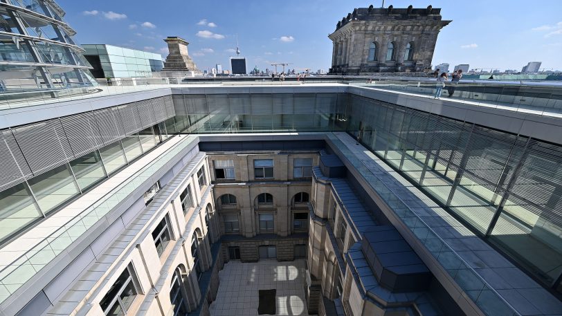 hallo-Fotograf Heinz-Jürgen Bourichter wurde durch das Paul-Löbe-Haus, das Marie-Elisabeth Lüders Haus und den Reichstag in Berlin geführt. Allabendlich beginnt mit Einsetzen der Dunkelheit eine Film-, Licht- und Tonprojektion mit dem Titel „Dem deutschen Volke — Eine parlamentarische Spurensuche. Vom Reichstag zum Bundestag“.