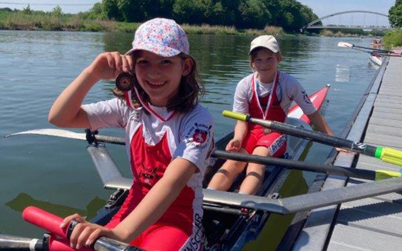Eindrücke von der Kinderregatta in Waltrop, an denen Talente vom Ruderverein Emscher Wanne-Eickel teilnahmen. Im Bild die Siegerinnen Linda Vischer und (hinten) Hanna Beuth.