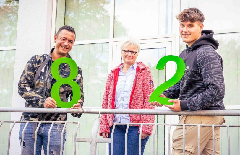 Sabine Dreßler (m.), Leiterin der Pflegeschule der St. Elisabeth Gruppe, begrüßte Sven Hülzenbecher (l.) und Florian Eberhardt (r.) stellvertretend für 82 Auszubildende zur Pflegefachkraft.