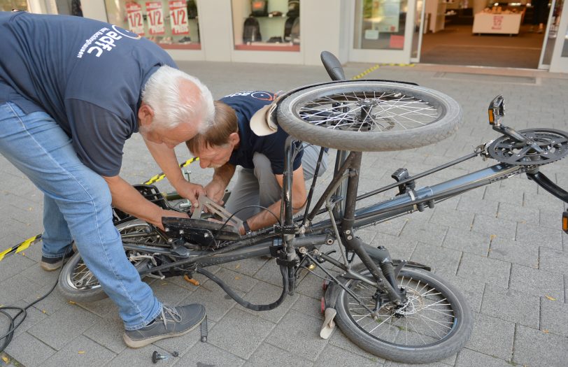 Fahrrad-Codier-Aktion des ADFC auf der Bahnhofstraße. im Bild: v.l. Frank Ottmüller und Klaus Steinhaus.