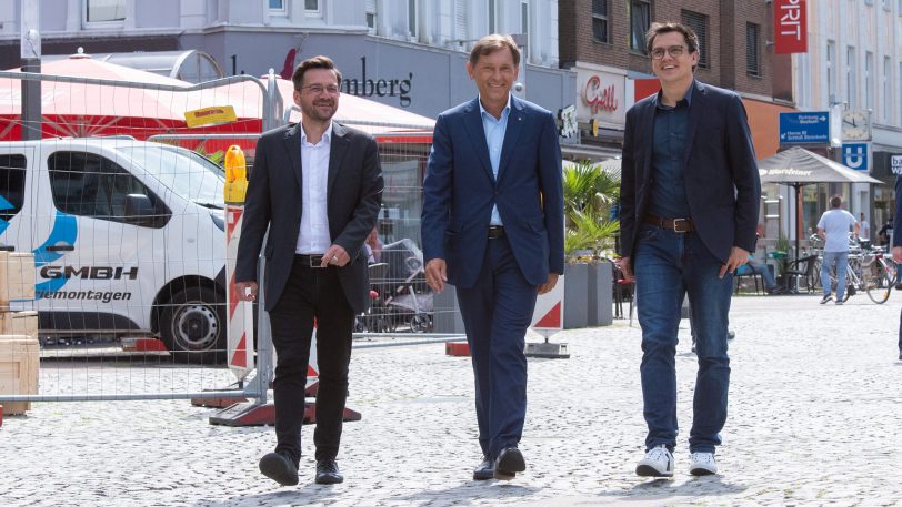 v.l. Thomas Kutschaty, SPD-Spitzenkandidat und Alexander Vogt, Landtagskandidat, treffen sich am City Center. Hier ein Archivbild mit OB Dr. Frank Dudda in der Mitte.