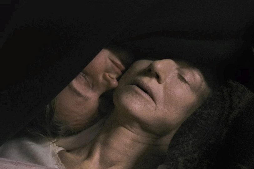 Uraufführung auf der Berlinale: Birte Schnöink und das Bochumer Ensemblemitglied Elsie de Brauw in „Zum Tod meiner Mutter“.
