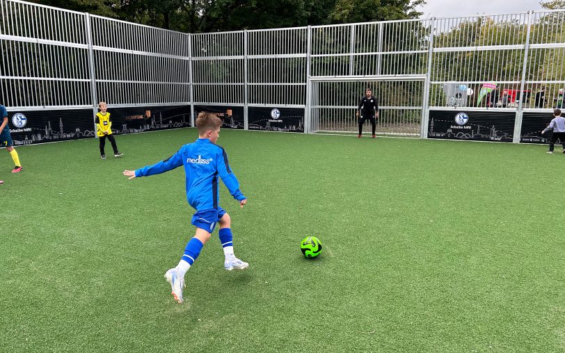 Anlauf, Schuss und....Tor? Hier probiert sich ein neuer Kicker schon am neuen Bolzplatz 