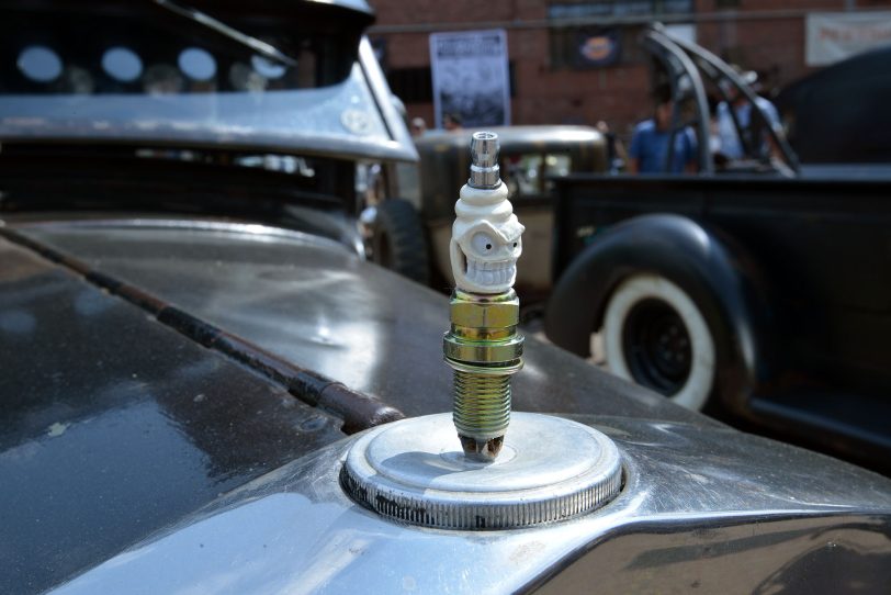 Totenkopf auf Motorhaube.