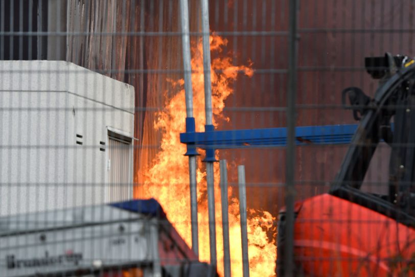 Einsatz der Feuerwehren des Kreises Recklinghausen und der Stadt Herten bei dem Großbrand der Lagerhalle der Hagebau Logistik in Herten (NW), am Sonntag (01.03.2020).