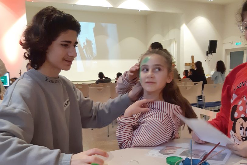 Kinderschminken bei der Weihnachtsfeier 2023 der Arche mit rund 50 Kindern und Jugendlichen im Gemeindesaal der evangelischen Lutherkirche.