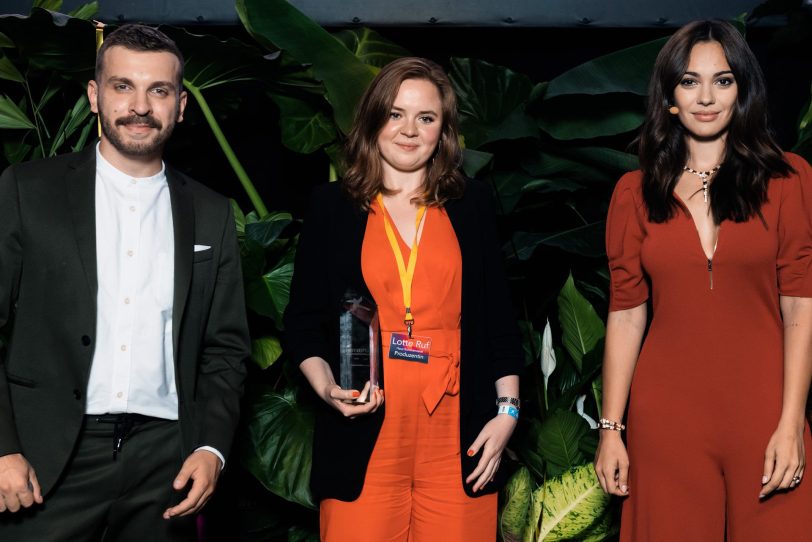 Lotte Ruf (M.) hat das Publikum mit „Haus Kummerveldt“ überzeugt. Edin Hasanovic (l.) verkündete das Votum beim First Steps Award 2020 gemeinsam mit Moderatorin Nilam Farooq.