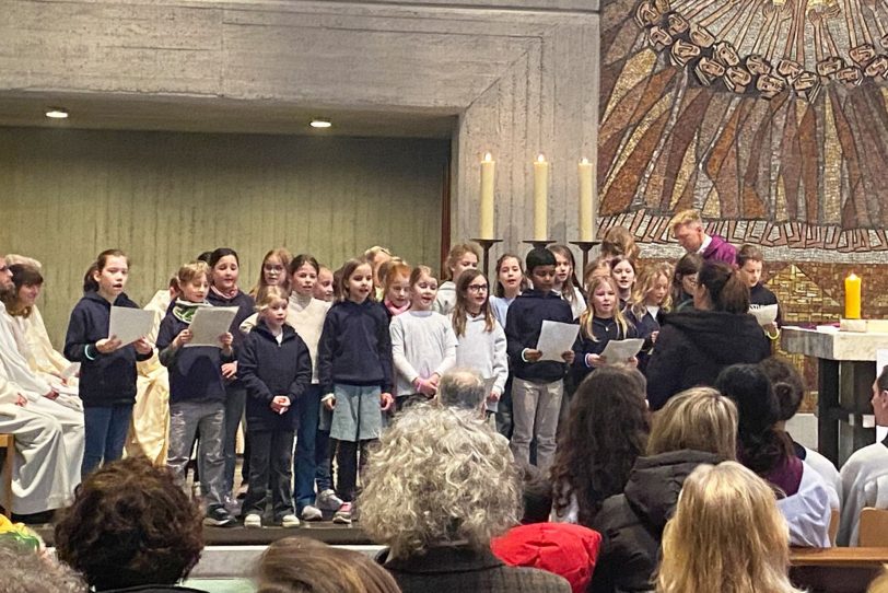 Der Paderborner Domchores und der Chor der Katholischen Grundschule an der Bergstraße.