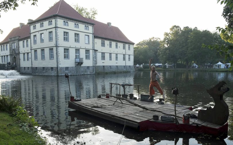 Gaukler und Besucher des Mittelalter-Spektakels im Schloss Strünkede.