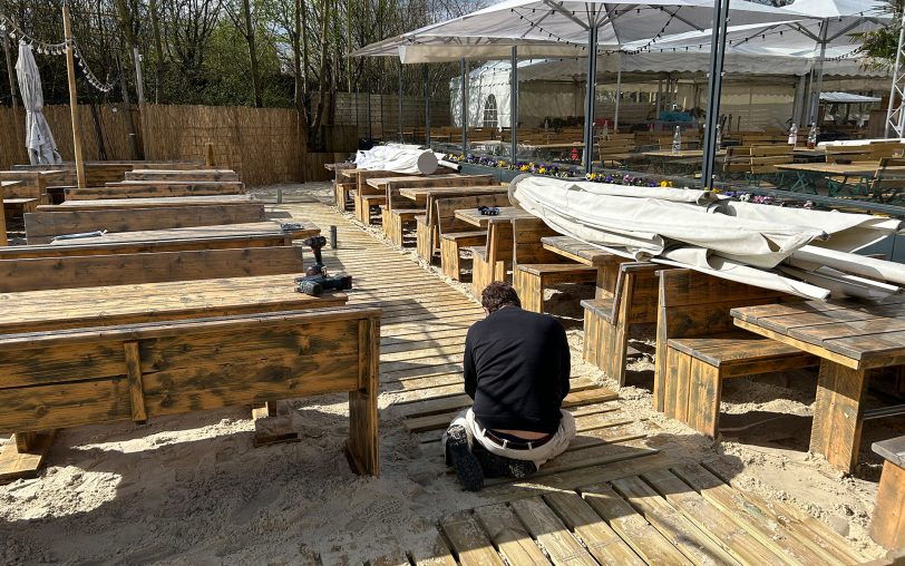 Die Arbeiten laufen auf Hochtouren: Dieser Teil des Strandbereichs ist neu hinzugekommen, rund 140 Plätze sind entstanden. Rechts ist der neue Windschutz vom oberen Bereich.