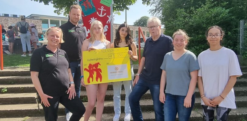 vl. Rabea Garczarek (Schulleitung), Markus Bitter (SV-Lehrer), Judy Schock (10a), Defne Balci (10c), Heinz Niehoff (Herner Tafel), Lea-Madlen Bernhardt (9c) und Sabine Reimann.