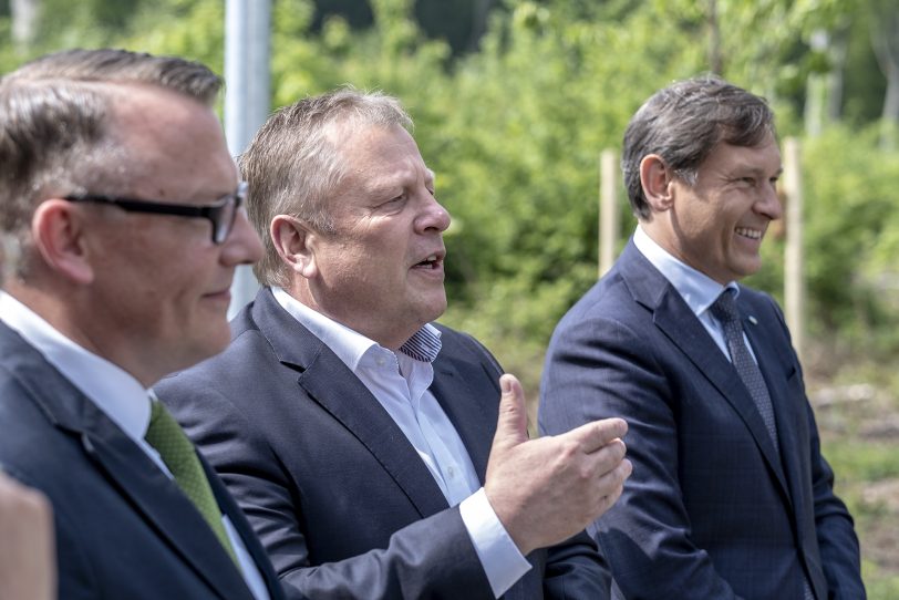 Im Bild (v-l): die Sponsoren Christian Uerkwitz und Uwe Plattes von Innospec Limited sowie Frank Dudda.
