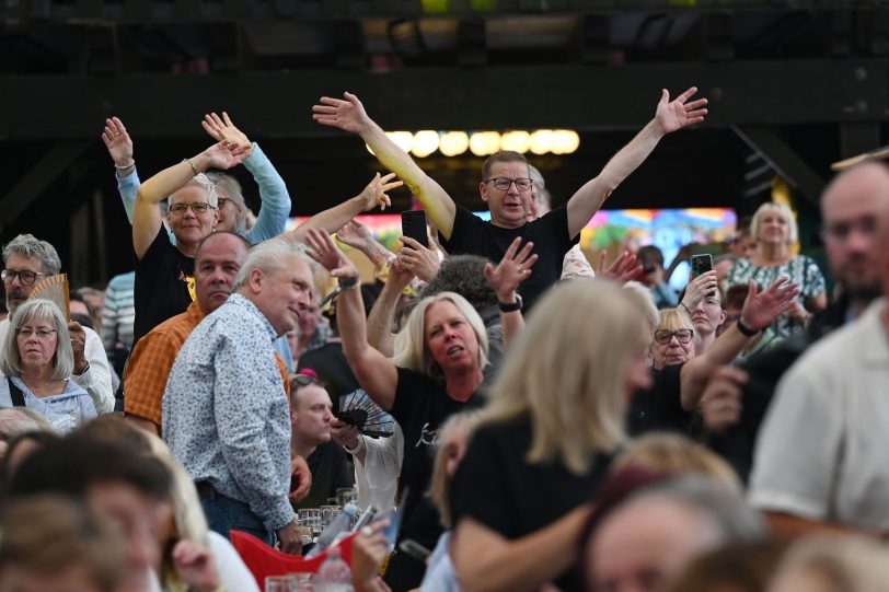 Party-Stimmung bei den Besuchern der Eröffnungsfeier der Cranger Kirmes 2025