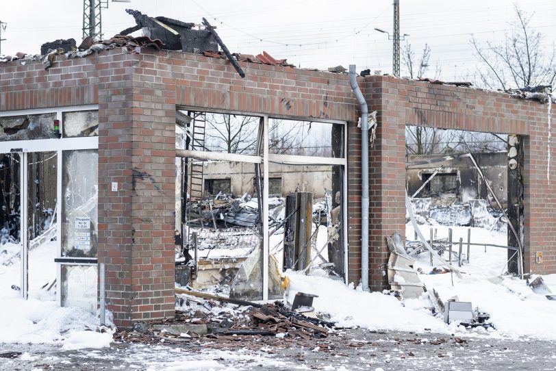 Durch einen Brand wurde am Samstagmorgen (31.01.2021) der Netto-Markt an der Berliner Straße in Herne (NW) komplett zerstört. Kräfte der Berufs- und der Freiwilligen Feuerwehr wurden bei den Löscharbeiten durch das THW unterstützt. Die Polizei ermittelt wegen des Verdachts auf Brandstiftung.