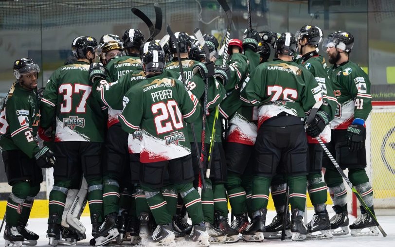 Die Mannschaft des Herner EV nach dem Heimsieg gegen die Saale Bulls Halle.
