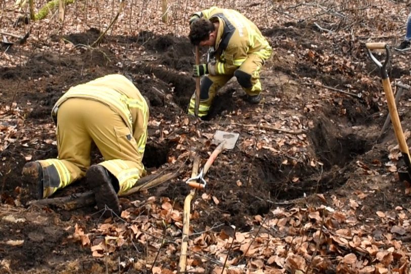 Die Wehrleute der Herner Feuerwehr befreien einen kleinen Hund aus einem Hasenbau.