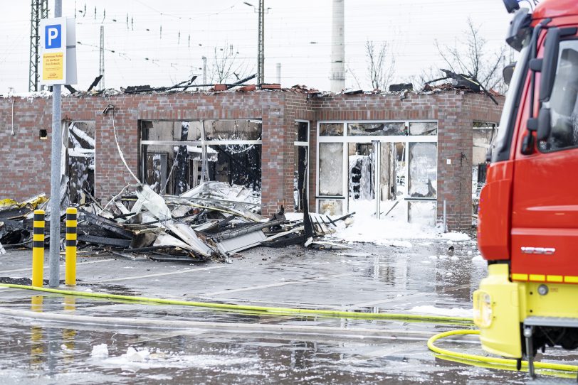 Durch einen Brand wurde am Samstagmorgen (31.01.2021) der Netto-Markt an der Berliner Straße in Herne (NW) komplett zerstört. Kräfte der Berufs- und der Freiwilligen Feuerwehr wurden bei den Löscharbeiten durch das THW unterstützt. Die Polizei ermittelt wegen des Verdachts auf Brandstiftung.